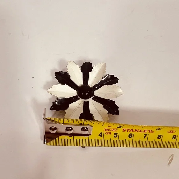 Vintage Black and White Floral Brooch - Picture 9 of 10
